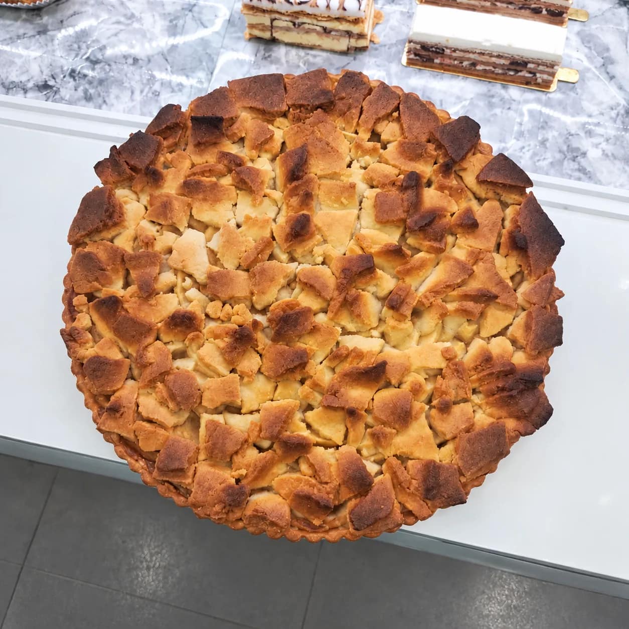 Grande tarte aux pommes à la pâte brisée dorée
